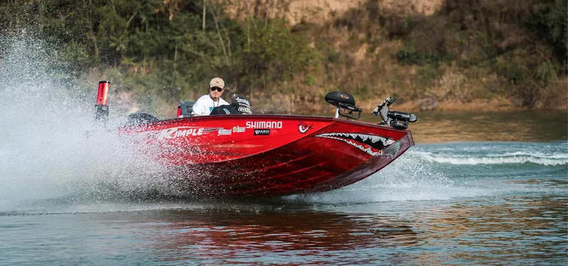 Bass boat Kimple roșu în navigație