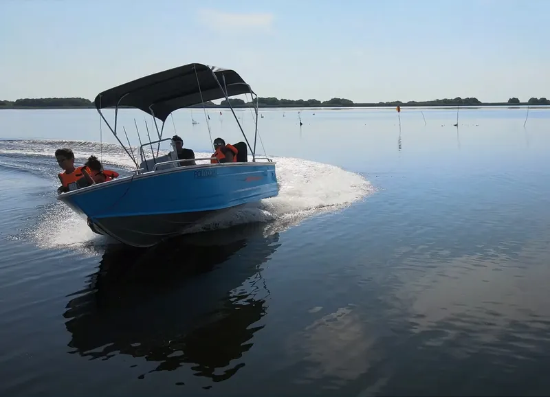 Echipaj la bordul unei Kimple Adventure A460 pe un lac